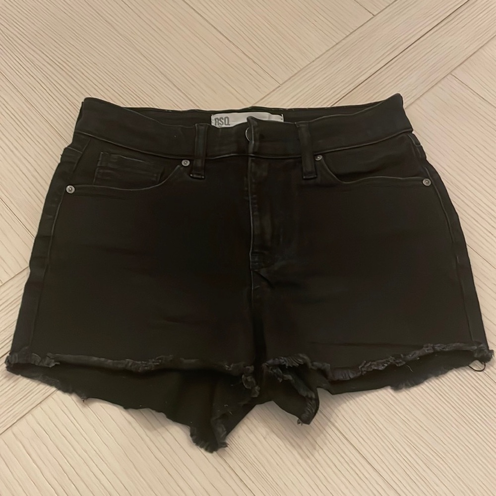 RSQ black jean shorts mid rise fray size 00/w23. EUC